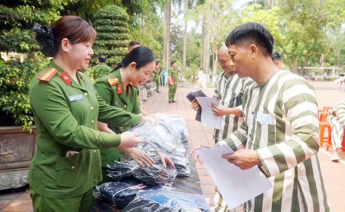  Cán bộ Trại giam Phú Sơn 4 trao quần áo cho các phạm nhân được đặc xá. 