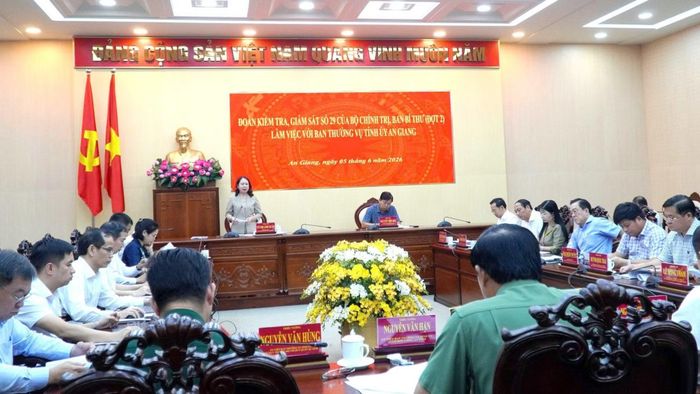 Các đại biểu tham dự buổi làm việc.