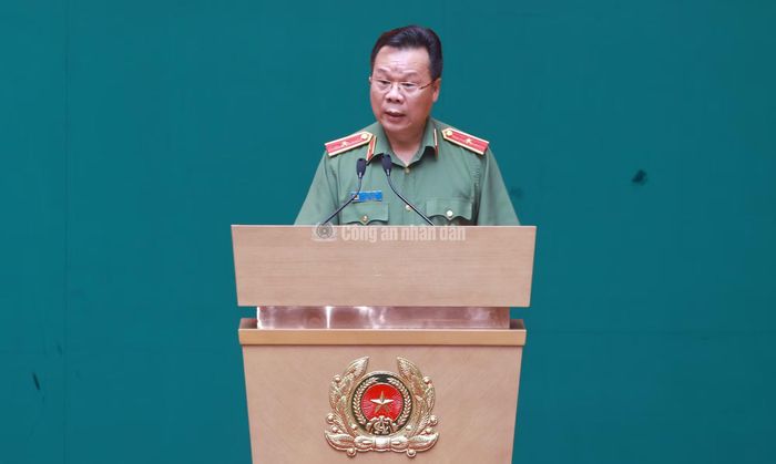 Thiếu tướng Hà Văn Tuyên, Cục trưởng Cục Quản lý xây dựng và doanh trại phát biểu tại hội nghị.