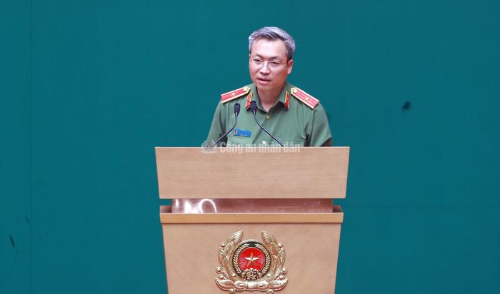 Thiếu tướng Nguyễn Quốc Toản, Chánh Văn phòng Bộ Công an phát biểu tại hội nghị.