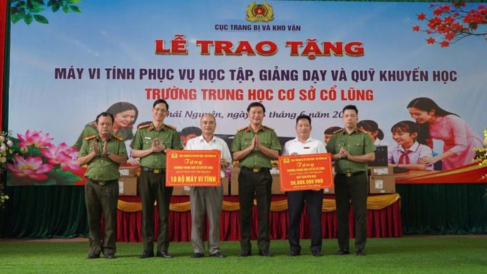 Đoàn Công tác tặng quà tại Trường Trung học cơ sở Cổ Lũng.
