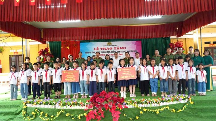  Đoàn Công tác tặng quà tại Trường Tiểu học Cổ Lũng. 
