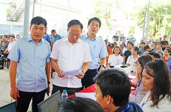 Đồng chí Phạm Văn Thịnh, Phó Chủ tịch UBND tỉnh Bắc Ninh gặp gỡ bà con phải di dời đến nơi ở mới.