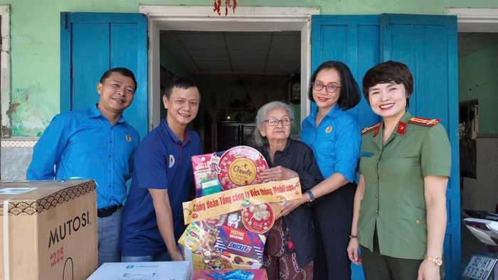 Công đoàn CAND đến thăm và trao quà cho đại diện gia đình chị Kiều Thị Quýt (Công ty Cổ phần Dịch vụ Kỹ thuật MobiFone) dịp Tết 2026. Chị Quýt mắc bệnh ung thư, đang điều trị tại Bệnh viện Ung Bướu Đà Nẵng.