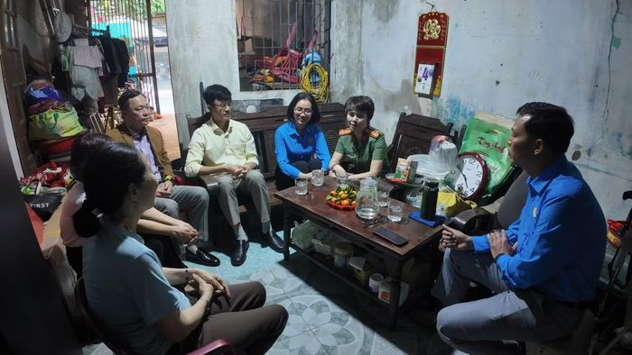 Trưởng Ban Công đoàn CAND, Đại tá Công Thanh Thảo và đoàn công tác Công đoàn CAND đến thăm, động viên, trao quà cho gia đình chị Nguyễn Thị Hiến dịp Tết nguyên đán Bính Ngọ.