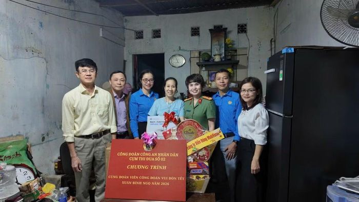 Đoàn công tác Công đoàn CAND đến thăm, trao quà cho gia đình chị Nguyễn Thị Hiến (Công ty Cổ phần Dịch vụ Kỹ thuật MobiFone) tại Đà Nẵng.