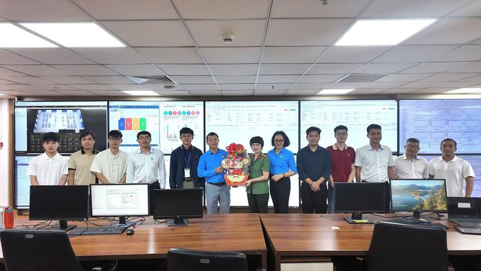  Đại tá Công Thanh Thảo, Trưởng Ban Công đoàn CAND và đoàn công tác đến thăm, trao quà, động viên các đoàn viên, người lao động trực Tết tại Trung tâm vận hành viễn thông Mobifone tại Đà Nẵng. 