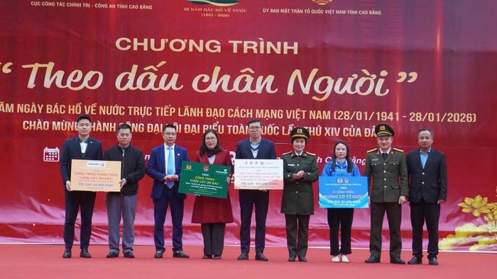 Công đoàn CAND phối hợp các đơn vị trao chương trình an sinh xã hội tại Cao Bằng nhân dịp tổ chức Chương trình "Theo dấu chân người" tại Cao Bằng.