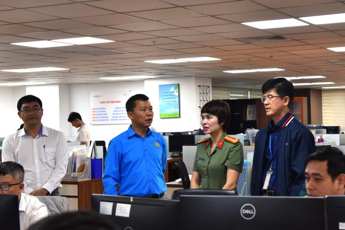 Dịp Tết nguyên đán Bính Ngọ, Trưởng Ban Công đoàn CAND và đoàn công tác đến tận trụ sở làm việc thăm hỏi, động viên, trao quà cho đoàn viên, người lao động ứng trực Tết.