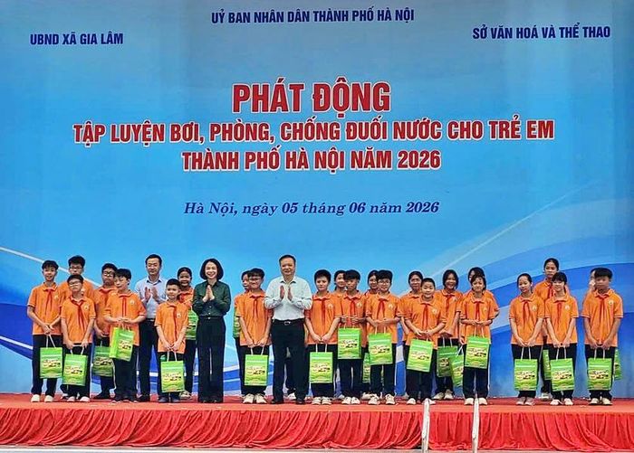 Ban Tổ chức trao quà cho các em học sinh thuộc diện chính sách trên địa bàn xã Gia Lâm.