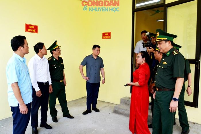 Cô giáo Trường mầm non Pha Long giới thiệu với các đại biểu về bếp ăn mới của điểm trường Xà Khái Tủng. Ảnh: Quốc Hồng