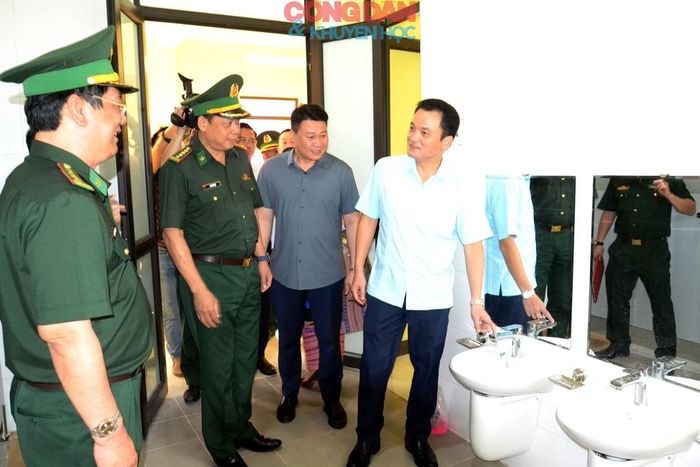 Lãnh đạo UBND tỉnh và Bộ đội Biên phòng tham quan, kiểm tra hệ thống vệ sinh cá nhân của học sinh mầm non tại điểm trường Xà Khái Tủng được xây mới. Ảnh: Quốc Hồng