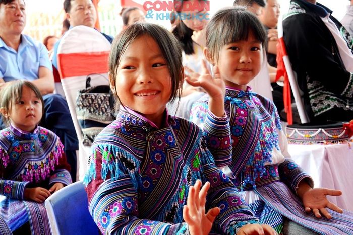 Niềm vui của các em học sinh mầm non trong ngôi trường mới khang trang, sạch đẹp. Ảnh: Quốc Hồng