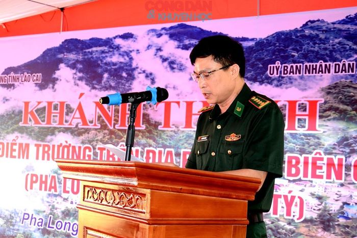 Đại tá Nguyễn Văn Tuấn - Phó Chính ủy, Ban Chỉ huy Bộ đội Biên phòng Lào Cai báo cáo kết quả xây dựng 6 điểm trường, tại 3 xã biên giới của tỉnh Lào Cai. Ảnh: Quốc Hồng