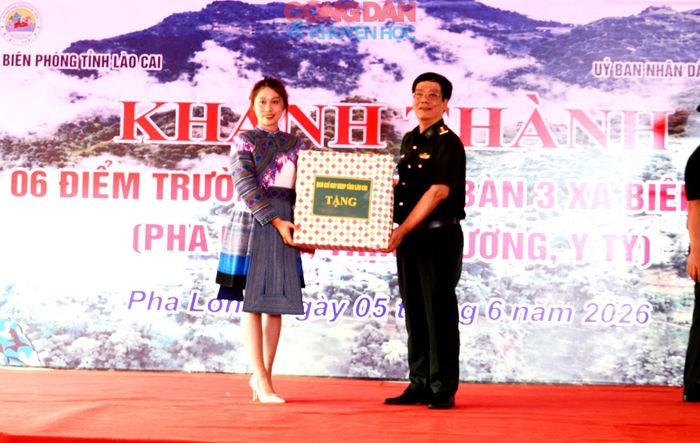 Đại tá Nguyễn Phi Khanh - Chỉ huy trưởng Ban Chỉ huy Bộ đội Biên phòng tỉnh Lào Cai trao quà tặng các thầy cô giáo và học sinh nhân dịp khánh thành các điểm trường. Ảnh: Quốc Hồng