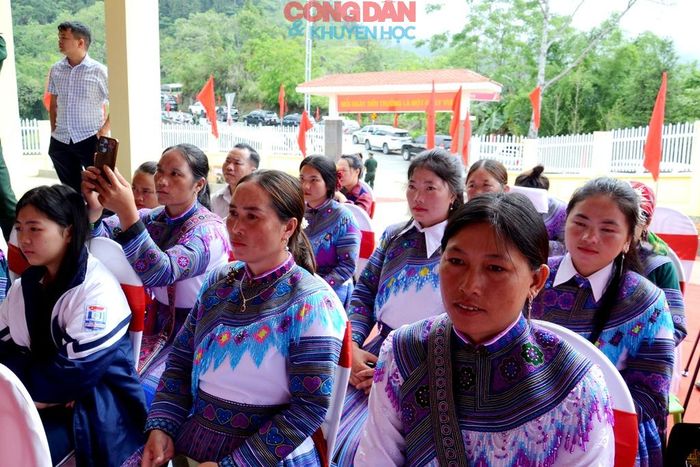 Phụ huynh học sinh tham dự lễ khánh thành điểm trường mới cho con, em học tập và vui chơi tốt hơn. Ảnh: Quốc Hồng
