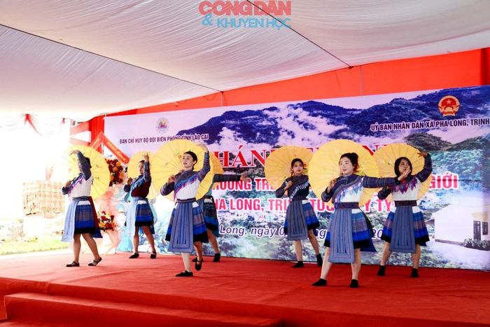 Các em học sinh dân tộc Mông biểu diễn tiết mục văn nghệ truyền thống chào mừng khánh thành điểm trường mới. Ảnh: Quốc Hồng