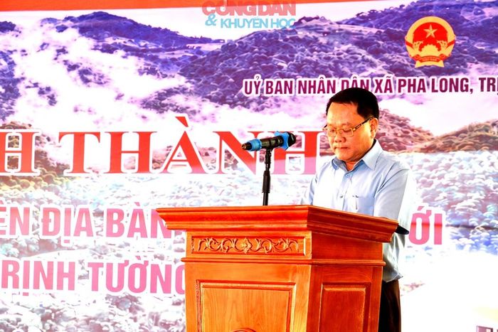 Phó Bí thư Thường trực Đảng ủy xã Pha Long Phạm Đăng Năm cảm ơn sự quan tâm, hỗ trợ của Bộ đội Biên phòng và lãnh đạo tỉnh Lào Cai cùng các nhà hảo tâm xây dựng điểm trường mới cho học sinh các xã biên giới. Ảnh: Quốc Hồng