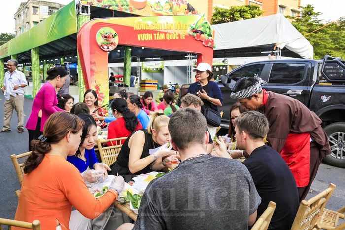 Đây không chỉ là hoạt động thương mại đơn thuần mà đã trở thành biểu tượng văn hóa truyền thống thường niên mang nhiều ý nghĩa. Ảnh minh họa.