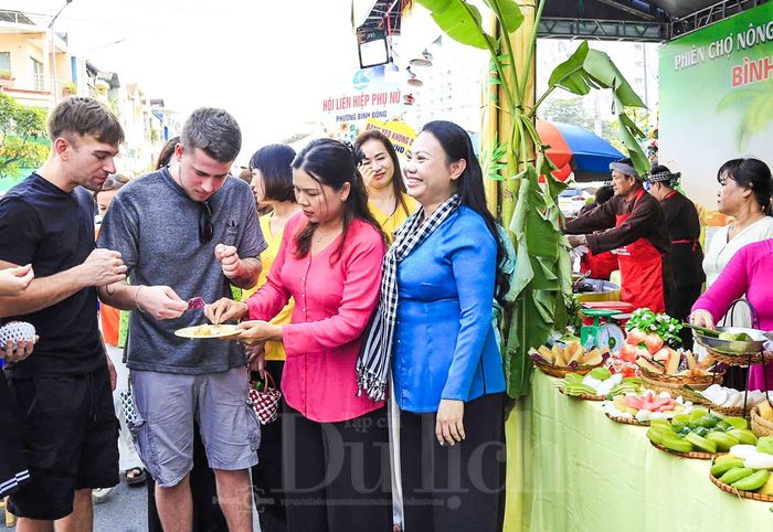 Những chiếc bánh bột lọc trong suốt, dẻo thơm cũng được các nghệ nhân tỉ mỉ trình diễn tại chỗ phục vụ du khách. Ảnh minh họa.