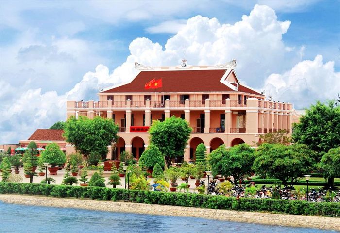 Bến Nhà Rồng là di tích lịch sử nổi tiếng, gắn liền với hành trình đi tìm đường cứu nước vĩ đại của Chủ tịch Hồ Chí Minh.