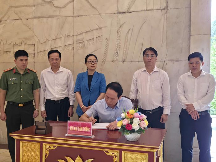 Phó Thủ tướng Chính phủ Lê Tiến Châu ghi cảm tưởng vào Sổ vàng lưu niệm.