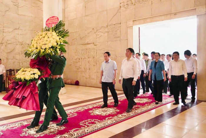 Đoàn đại biểu dâng hoa Đền thờ Chủ tịch Hồ Chí Minh.