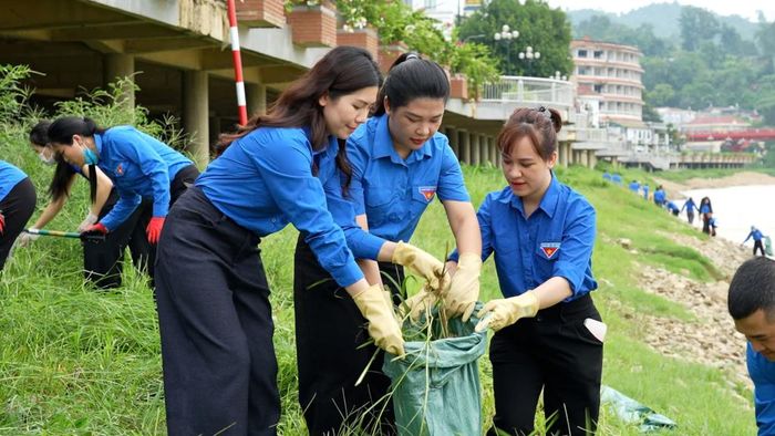 Đoàn viên thanh niên thu gom rác thải tại khu vực ven sông Bằng Giang.