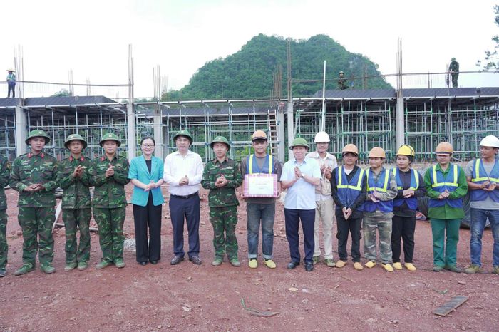 Phó Thủ tướng Chính phủ Lê Tiến Châu và Bí thư Tỉnh ủy, Chủ tịch HĐND tỉnh Phan Thăng An tặng quà đơn vị thi công dự án đầu tư xây dựng Trường phổ thông nội trú Tiểu học và THCS Tổng Cọt.