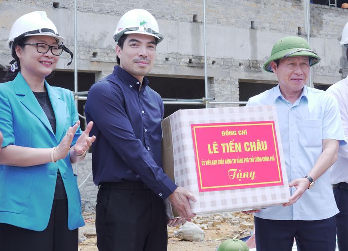 Phó Thủ tướng Lê Tiến Châu tặng quà động viên đơn vị thi công Dự án Trường phổ thông nội trú Tiểu học và THCS Trà Lĩnh.