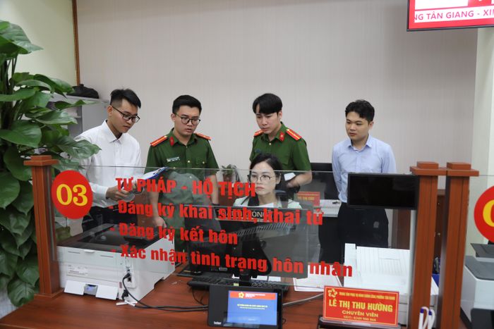 Đoàn công tác khảo sát thực tế tại Trung tâm Phục vụ hành chính công phường Tân Giang.