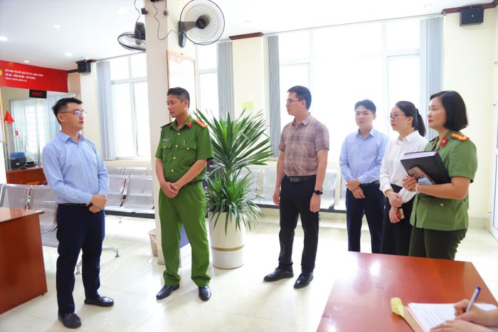 Lãnh đạo Trung tâm Phục vụ hành chính công phường Thục Phán trao đổi tình hình vận hành Cổng Dịch vụ công quốc gia với đoàn công tác.