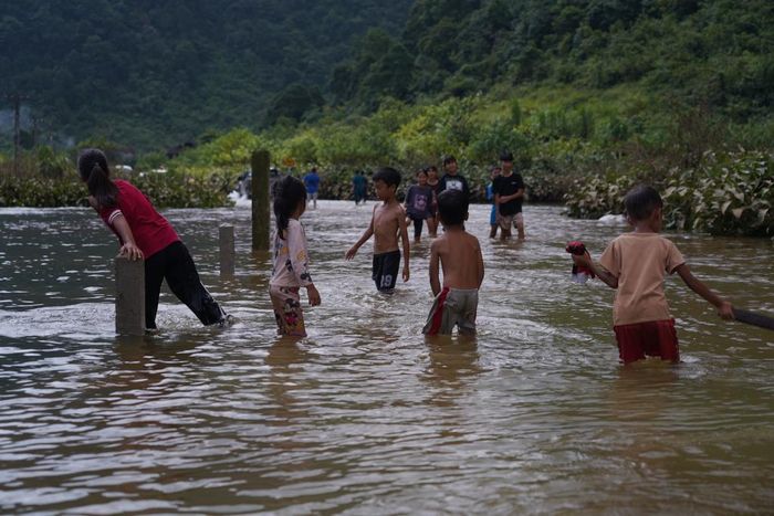Trẻ em vui chơi tại khu vực suối tiềm ẩn nguy cơ mất an toàn trong mùa hè.