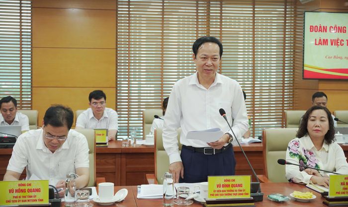 Phó Chủ tịch Thường trực UBND tỉnh Vũ Đình Quang báo cáo tình hình triển khai xây dựng các trường nội trú liên cấp tại các xã biên giới.
