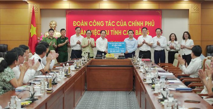 Phó Thủ tướng Chính phủ Lê Tiến Châu tặng 100 bộ máy tính cho ngành giáo dục tỉnh.