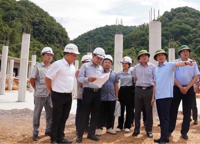 Tổ Giám sát Ủy ban Kiểm tra Trung ương kiểm tra thực tế tiến độ thi công Trường nội trú liên cấp Tiểu học và THCS Hạ Lang.