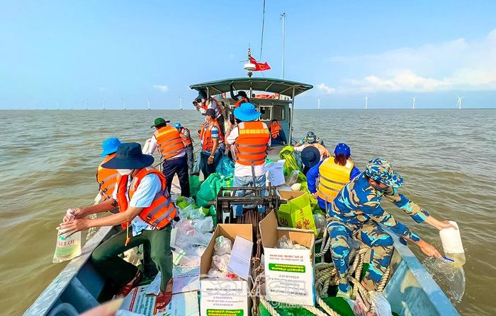 Thả cá giống tái tạo nguồn lợi - nét đẹp trong tư duy bảo vệ biển xanh của ngư dân Cà Mau. Ảnh: HỮU THỌ