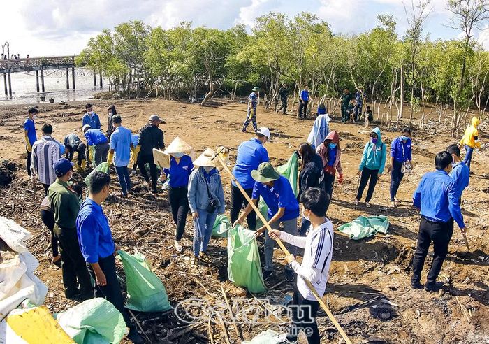 Chiến dịch “Hãy làm sạch biển”: Mỗi hành động nhỏ hôm nay là lời hứa cho đại dương xanh ngày mai”. Ảnh: HỮU THỌ