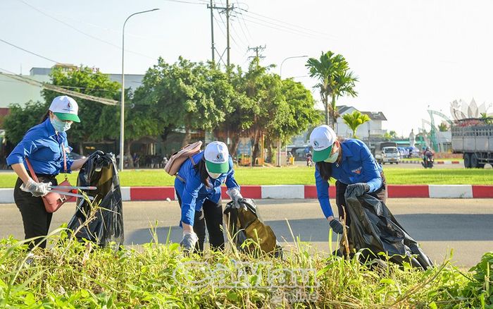 Những buổi ra quân làm vệ sinh môi trường đã trở thành nếp sống thường kỳ, giúp các tuyến đường nông thôn Cà Mau ngày càng ngăn nắp, sạch đẹp.