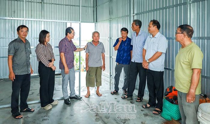 Lãnh đạo xã Ðất Mới cùng đại diện lãnh đạo Báo và phát thanh, truyền hình Cà Mau thăm hỏi, nắm bắt hoàn cảnh ông Tô Văn Xiếu, ấp Tắc Năm Căn A (thứ tư từ trái sang) để kịp thời hỗ trợ.