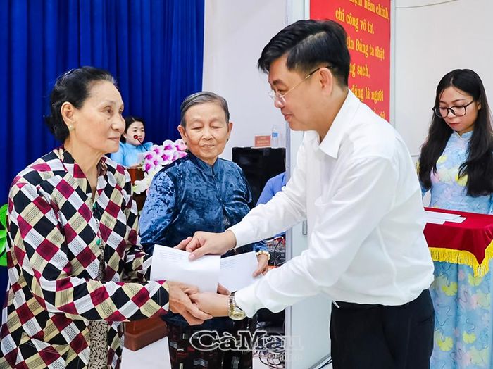 Ðồng chí Phạm Minh Luyến, Phó Trưởng ban Tuyên giáo và Dân vận Tỉnh ủy Cà Mau, trao quà hỗ trợ hộ nghèo tại xã An Trạch.