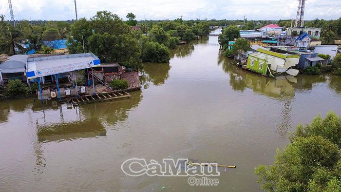 Nhiều cơ sở kinh doanh, buôn bán tại khu dân cư Hiệp Bình, ấp Thuận Hòa C, xã Tân Thuận, bị tàn phá nặng nề do sạt lở, nay chỉ còn là những công trình bỏ hoang ven sông.