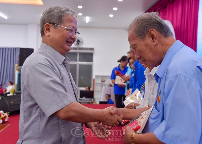 Đồng chí Hà Quang Dự, nguyên Ủy viên Ban Chấp hành Trung ương Đảng, nguyên Bí thư thứ nhất Trung ương Đoàn, Trưởng ban Liên lạc Cựu cán bộ Đoàn Thanh niên Việt Nam, trao Kỷ niệm chương “Vì thế hệ trẻ” cho các cá nhân tiêu biểu.