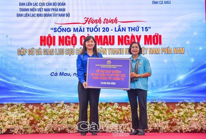  Phó Bí thư Tỉnh đoàn Cà Mau Nguyễn Thị Thúy Duy nhận nguồn đóng góp 20 triệu đồng vào Quỹ khen thưởng Bí thư Đoàn cơ sở vượt khó, hoàn thành tốt nhiệm vụ.