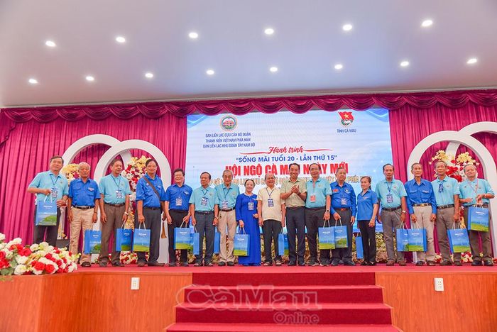Chủ tịch UBND tỉnh Cà Mau Lữ Quang Ngời trao phần quà lưu niệm cho các đại biểu tham gia hành trình.