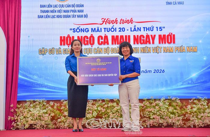  Bí thư Phường đoàn Lý Văn Lâm Trương Diễm Kiều tiếp nhận bảng trao tượng trưng công trình Tủ sách khuyến học với 400 đầu sách và 500 quyển tập.