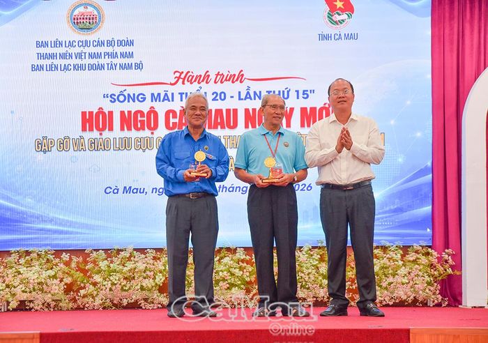 Bí thư Tỉnh ủy Cà Mau Nguyễn Hồ Hải trao quà lưu niệm của tỉnh tặng đoàn Hành trình “Sống mãi tuổi 20”.