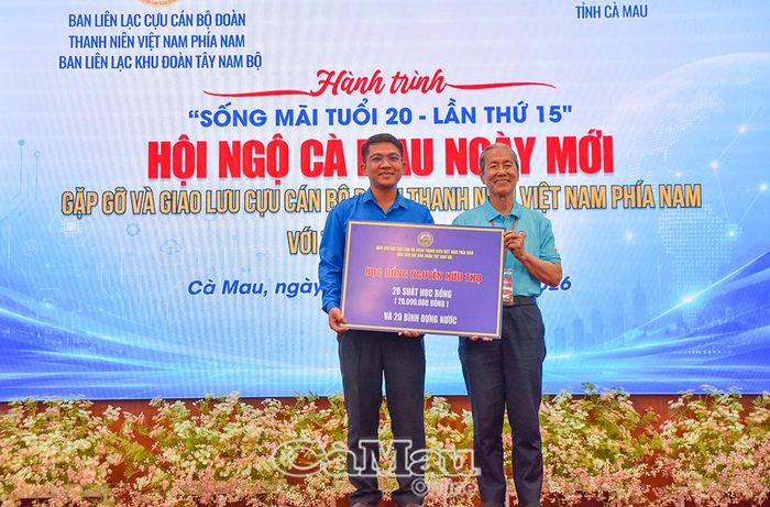  Phó Bí thư Tỉnh đoàn Cà Mau Trần Đăng Khoa nhận bảng tượng trưng 20 suất học bổng mang tên cố Luật sư Nguyễn Hữu Thọ (1 triệu đồng/suất) hỗ trợ học sinh vượt khó.