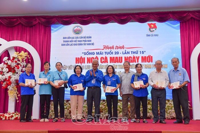 36 cựu cán bộ Đoàn vinh dự nhận Kỷ niệm chương "Vì thế hệ trẻ" của Trung ương Đoàn THCS Hồ Chí Minh.