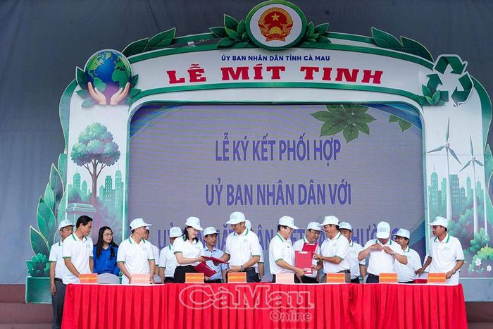 Đại diện chính quyền và MTTQ các phường: Tân Thành, An Xuyên, Hòa Thành và Lý Văn Lâmký cam kết thực hiện công tác bảo vệ môi trường tại địa phương.